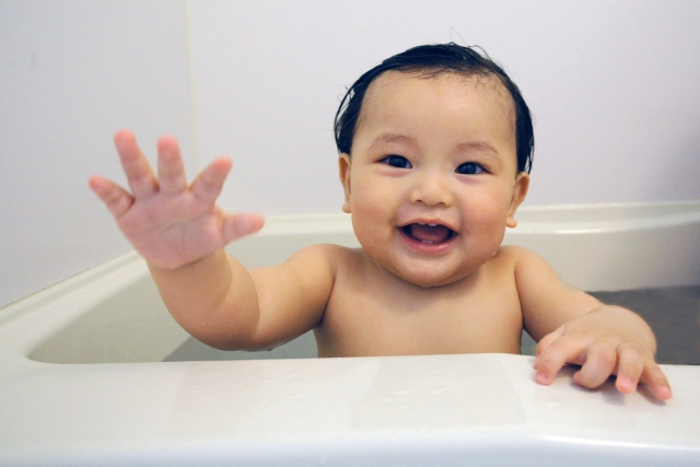 入浴中の赤ちゃん